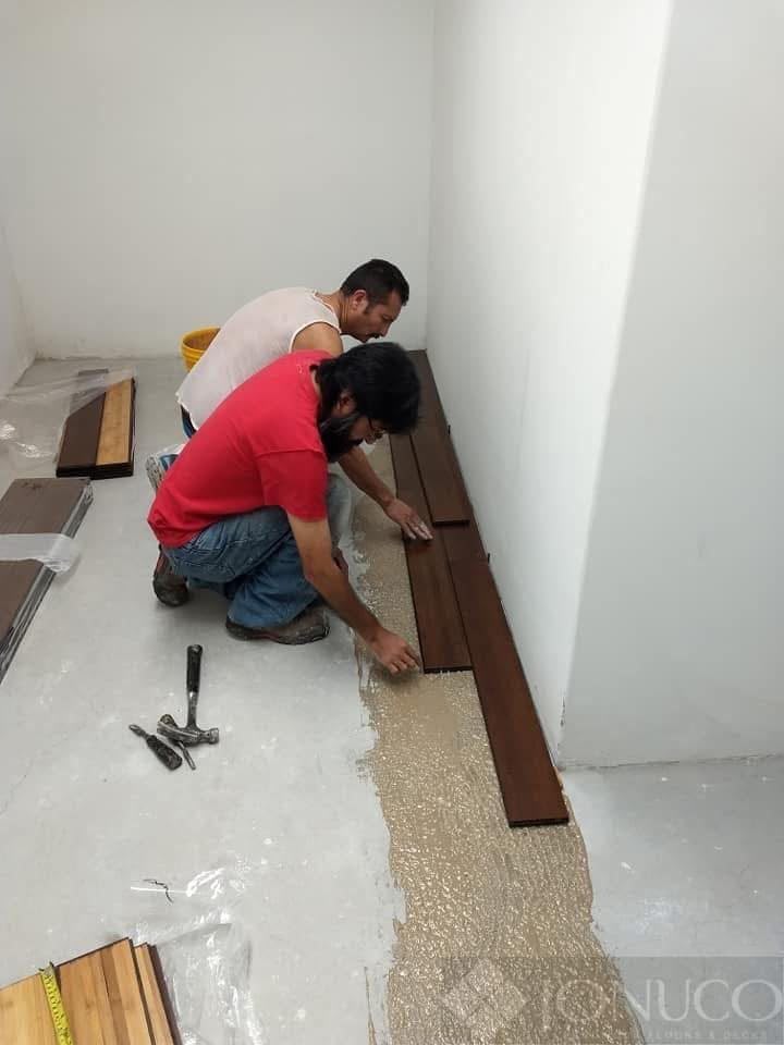 Proceso de colocación de un piso de madera