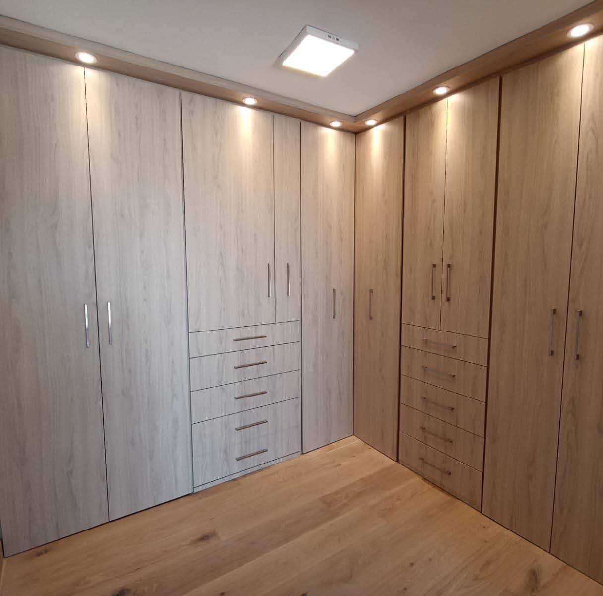 Clóset a medida en L, con cajoneras y acabado tipo madera clara